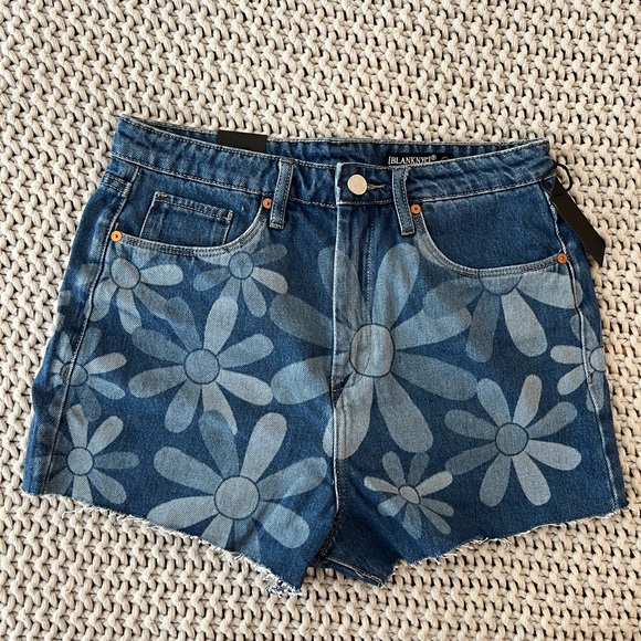 NWT Blank NYC Fresh as a Daisy Floral Pattern The Reeve High-Rise Ribcage Shorts - Picture 4 of 13